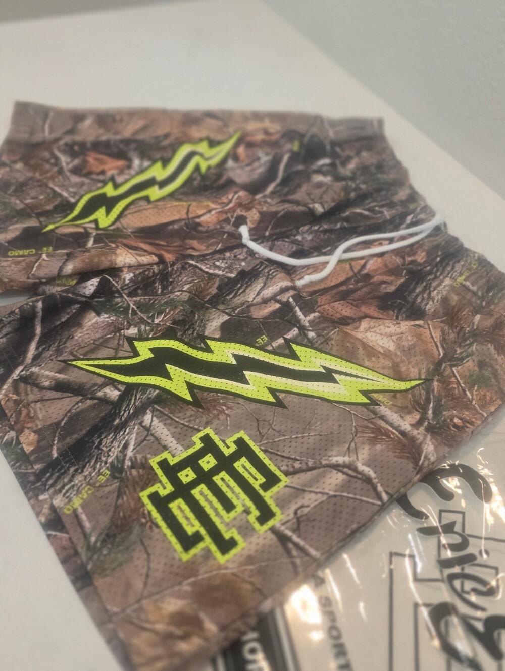 ERIC EMANUEL - EE BASIC SHORTS - Bolt Pattern- Camo/Real Tree Green